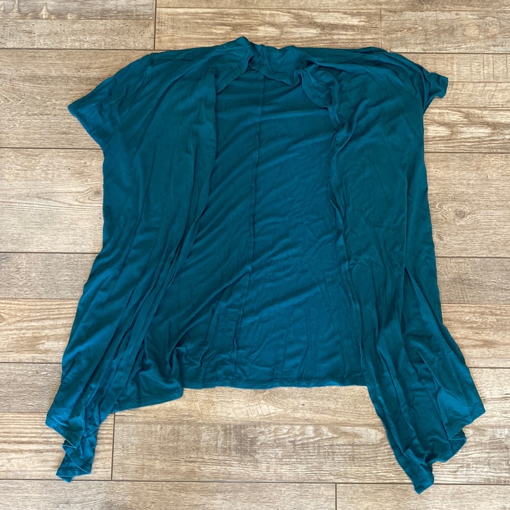 Maurice’s size medium open front t shirt cover